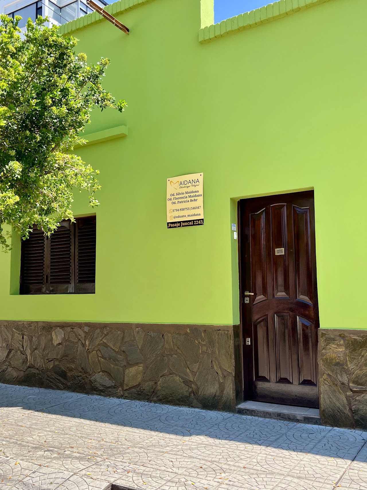 Fachada y acceso boutique en Pasaje Juncal 2243